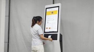 Chiosco self service con touch screen da pavimento da 32 pollici con stampante