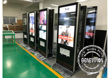 Schermo doppio della stazione di carico che annuncia sincronizzazione del telecomando della persona in piedi di Digital